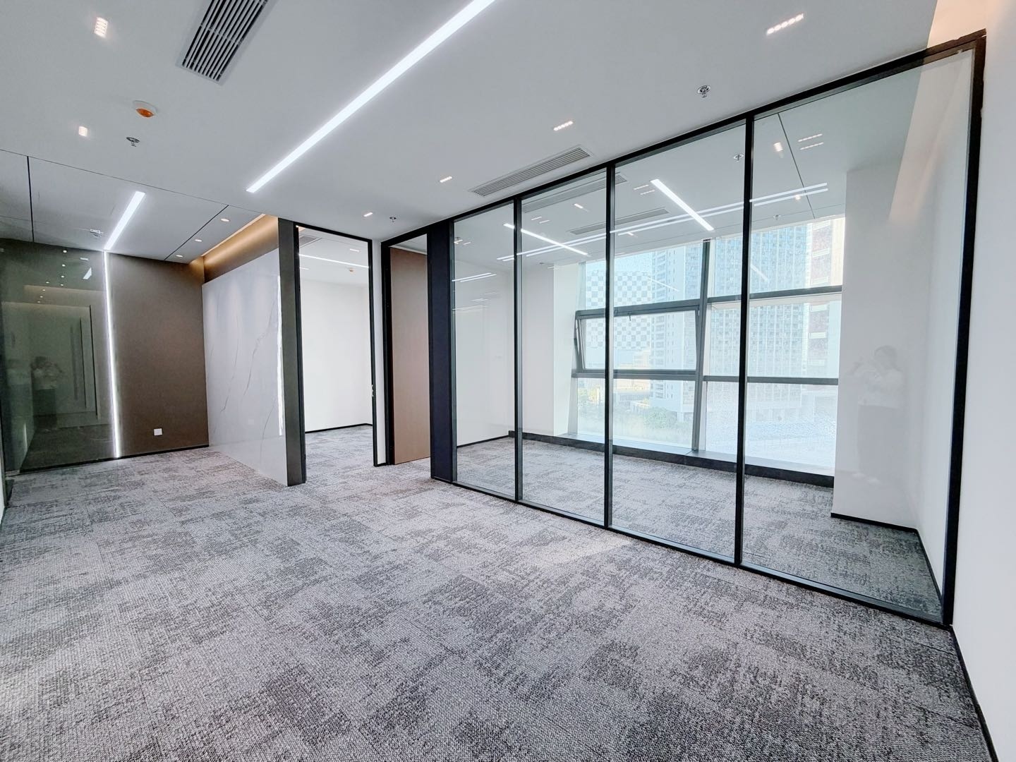前海自贸大厦 125㎡ 精装 低层办公室出租实景图