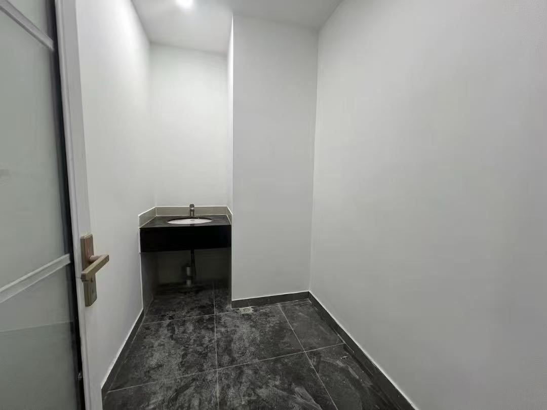 TCL国际E城396㎡精装办公室出租,高层东南向采光好
