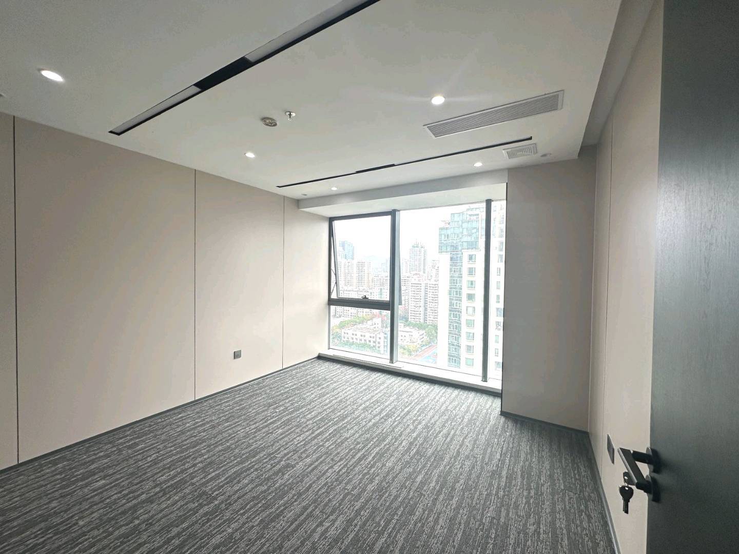 英龙商务中心 269㎡ 精装 高层办公室出租