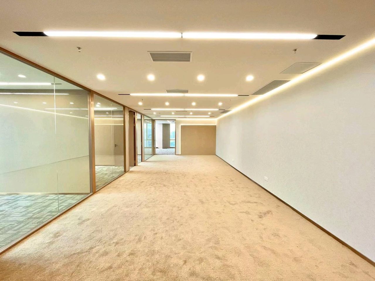 454㎡精装办公室 荣超经贸中心·近市民中心站·高层实景图
