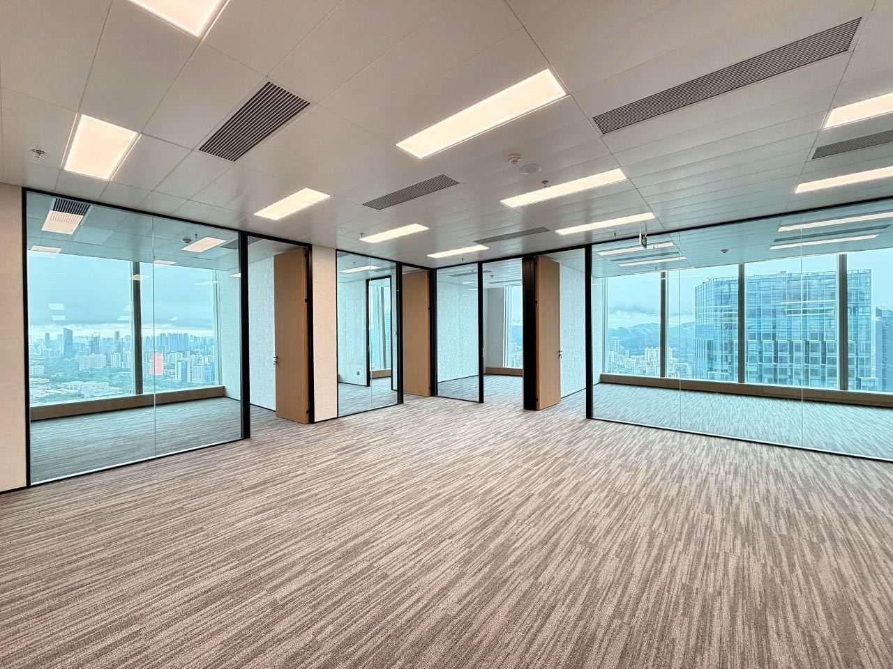 京基滨河时代350㎡豪装办公室出租，高层南向采光好实景图