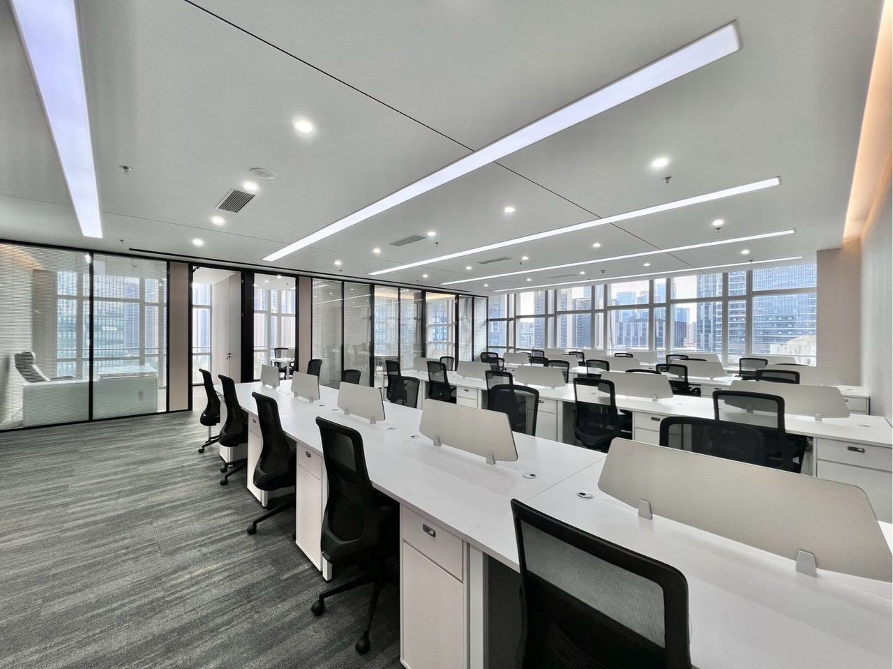 讯美科技广场450㎡精装办公室出租,中层东向采光好实景图