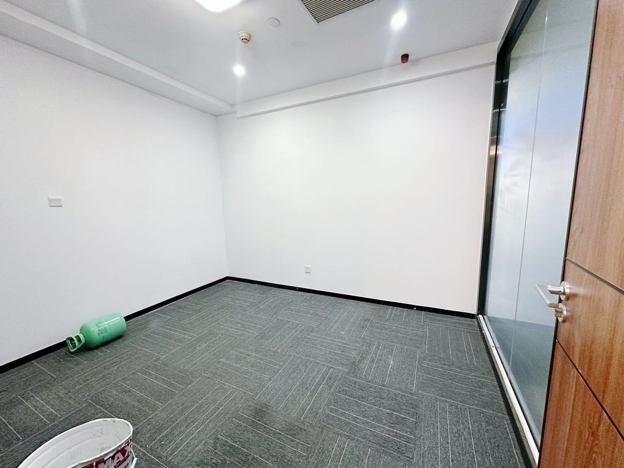惠恒大厦写字楼160㎡精装户型·中层南向出租
