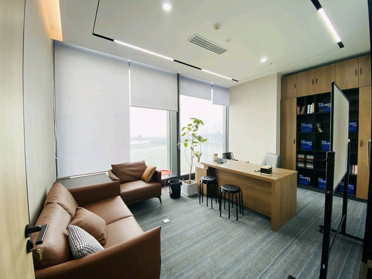 南山区前海 恒裕前海金融中心818㎡精装办公间高层出租