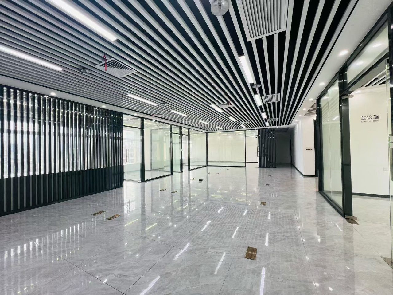 振业国际商务中心305㎡精装办公室出租,高层北向采光好