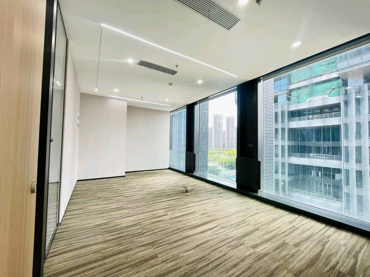 天珑移动大厦439㎡精装办公室出租，中层西北向采光好