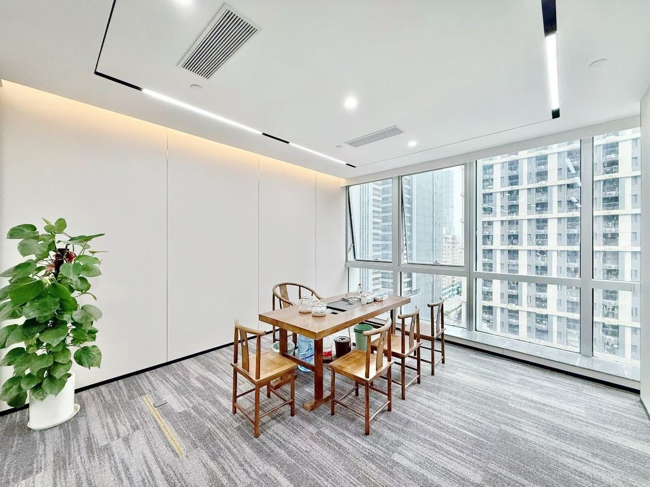 华润置地大厦202㎡豪装办公室出租,中层西向采光好