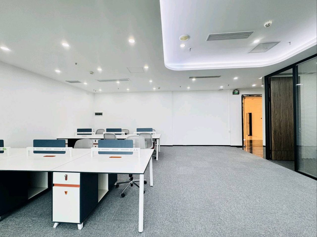 方大城270㎡精装办公室出租，中层东向采光好