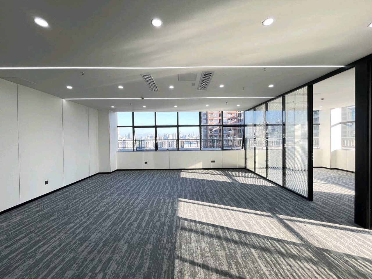 中粮商务公园202㎡精装办公室出租，高层东向采光好实景图