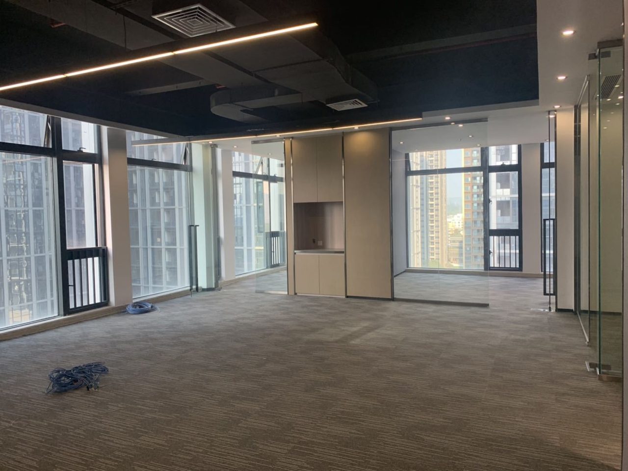 稻兴环球科创中心（信义领域）212㎡精装办公室出租，中层西南向采光好