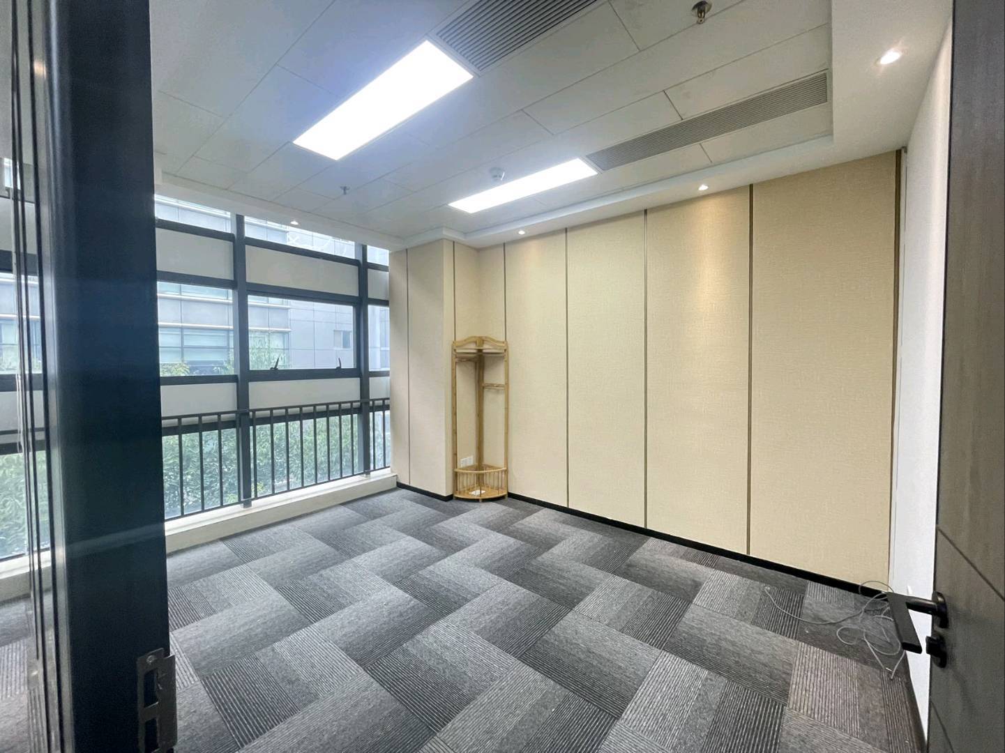 兰光科技大厦 135㎡ 精装 中层办公室出租