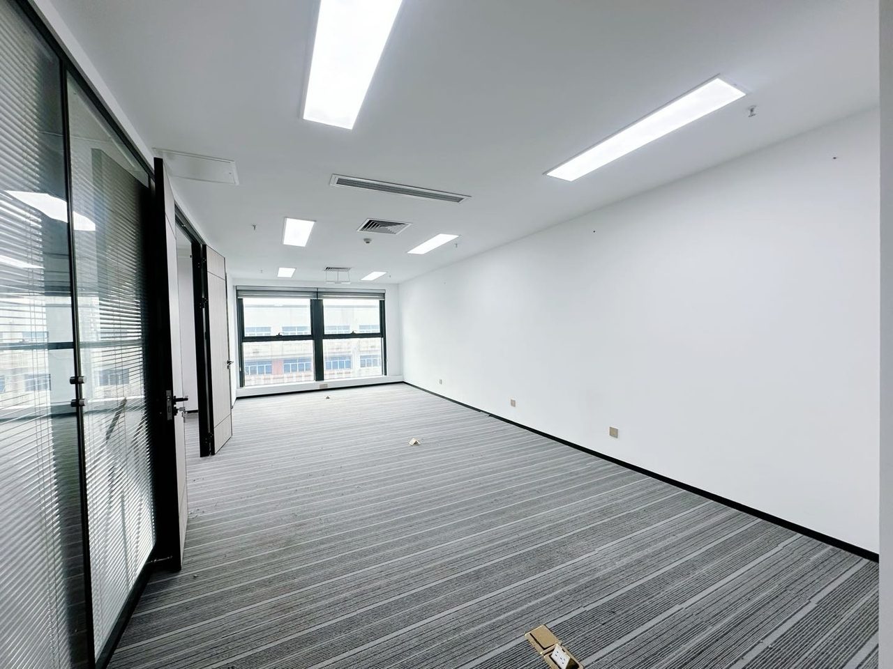 271.9㎡精装办公室 莲花广场·近中山公园站·低层