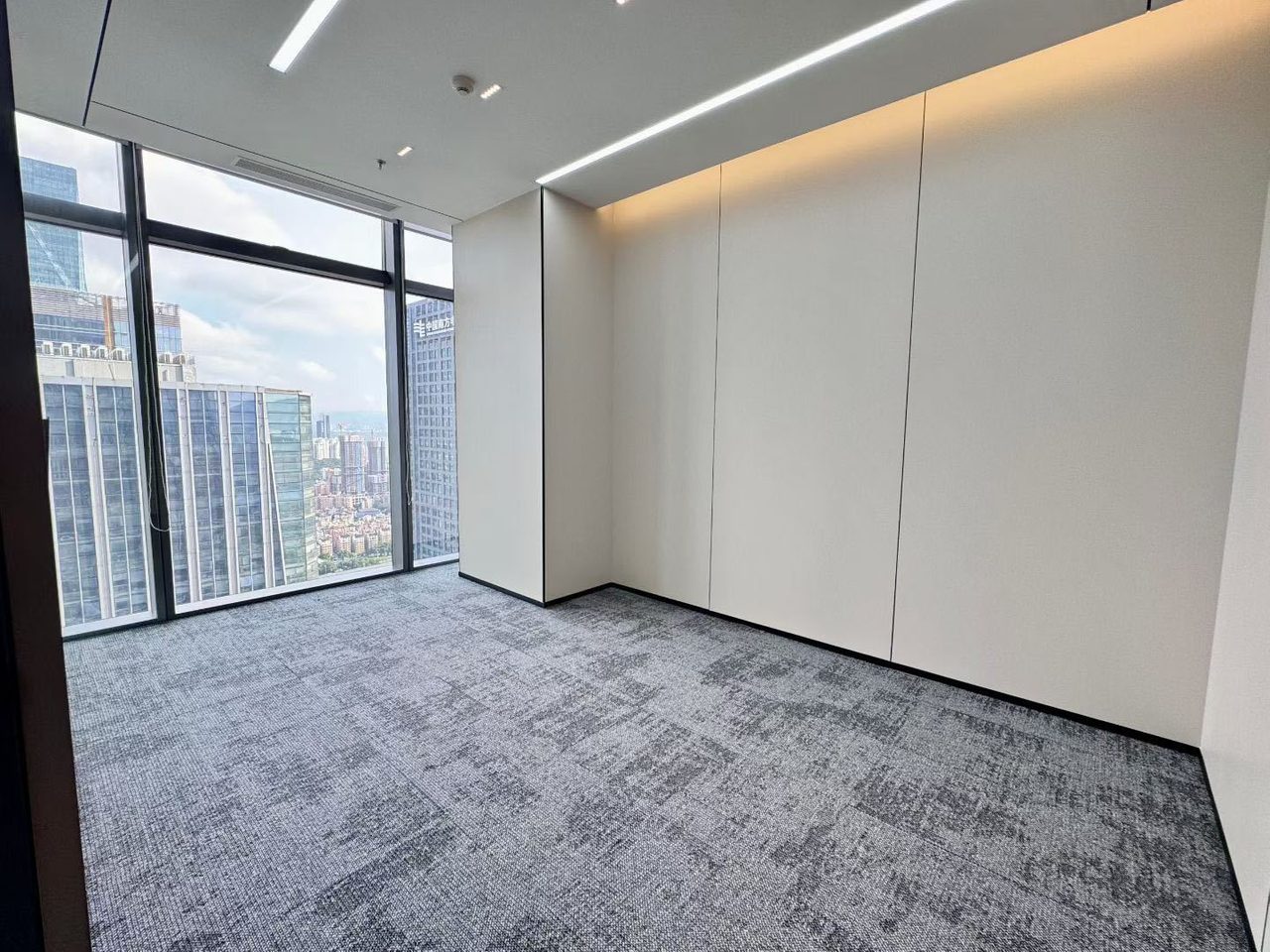 皇庭中心378㎡精装办公室出租,高层东南向采光好