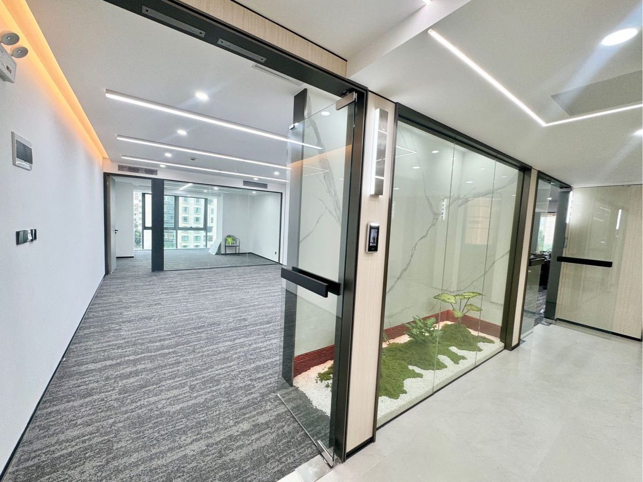 英龙商务中心123㎡精装办公室出租，低层西向采光好