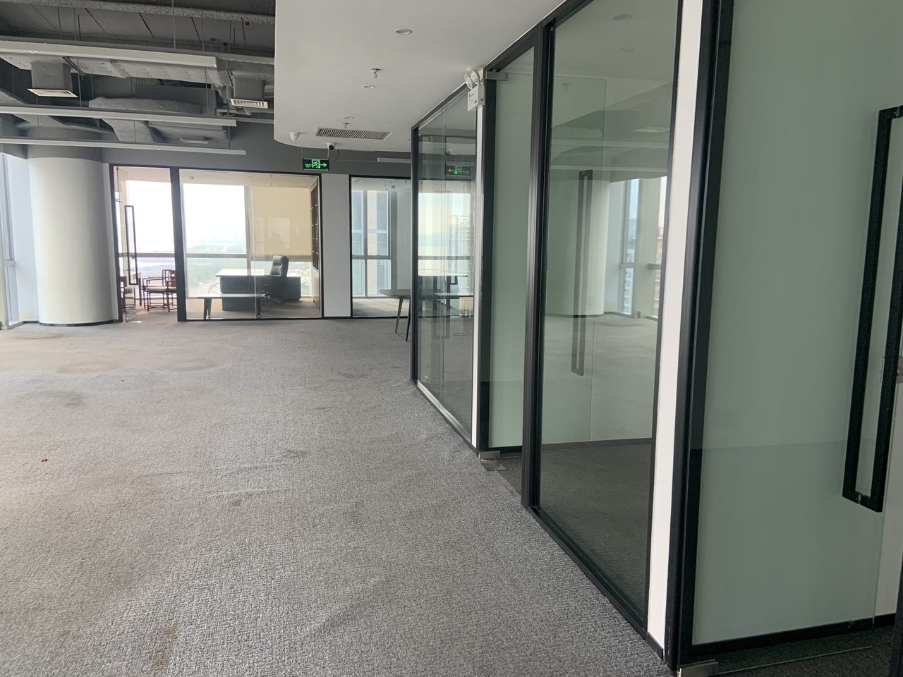 博今国际大厦635㎡豪装办公室出租，高层东南向采光好