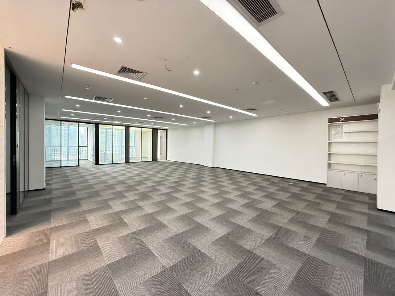 源政创业大厦296㎡精装办公室出租,中层北向采光好