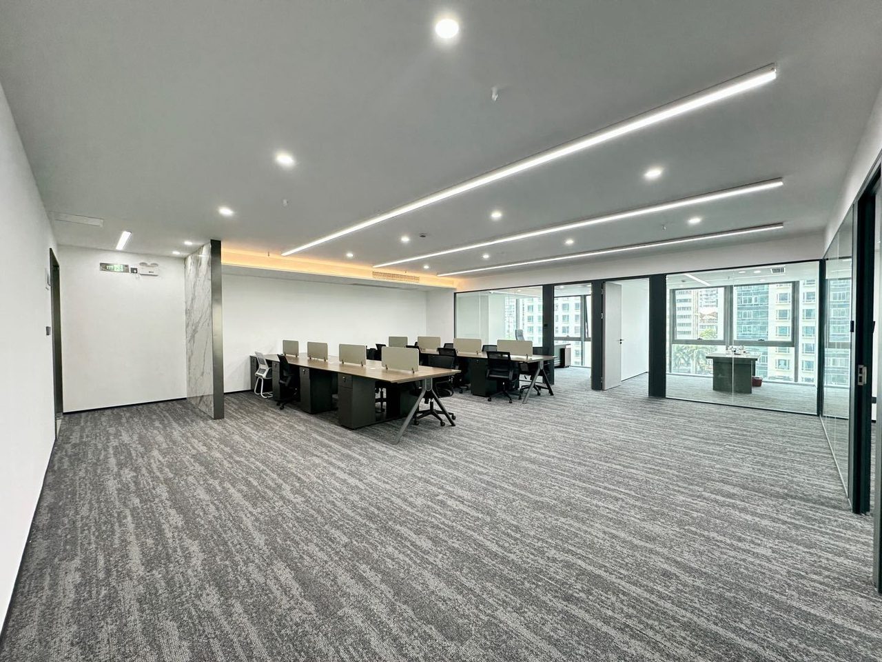 英龙商务中心351㎡精装办公室出租，中层东南向采光好