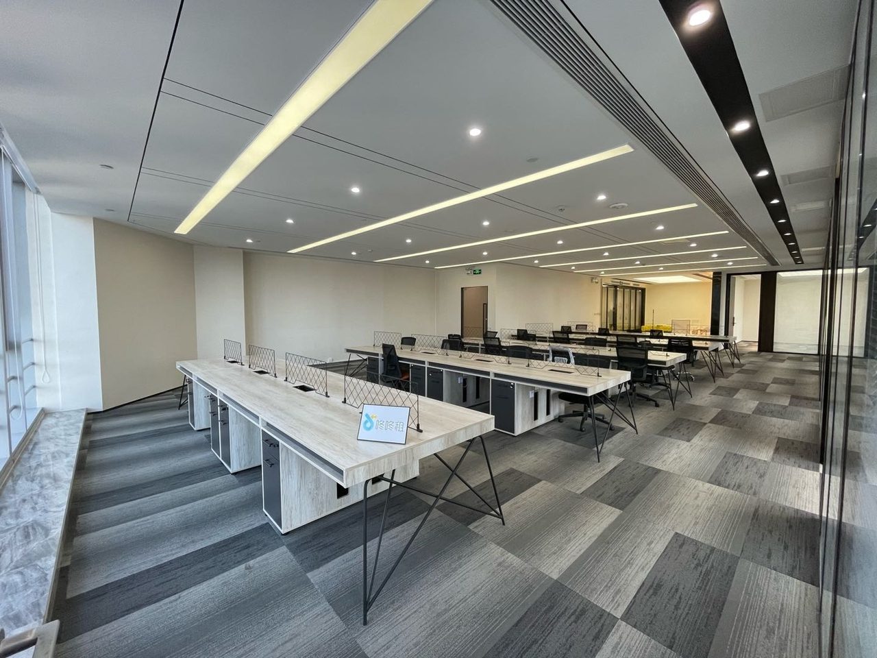 赛西科技大厦372㎡精装办公室出租，高层东北向采光好