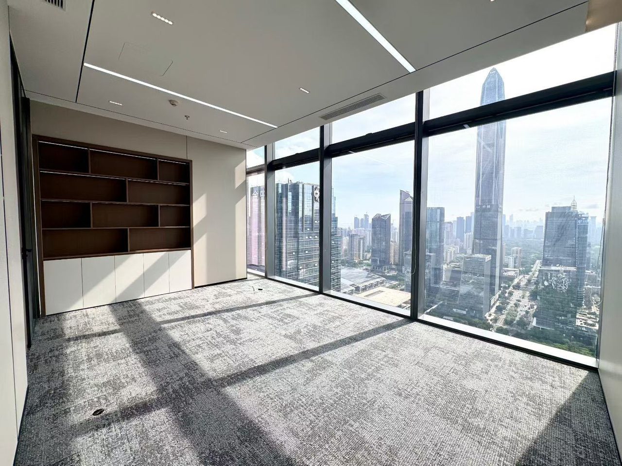 皇庭中心276㎡精装办公室出租,高层西向采光好