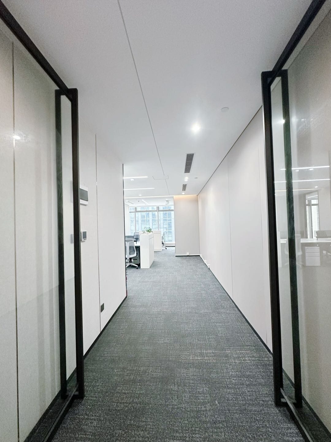 豪威科技大厦178㎡精装办公室出租,中层东南向采光好