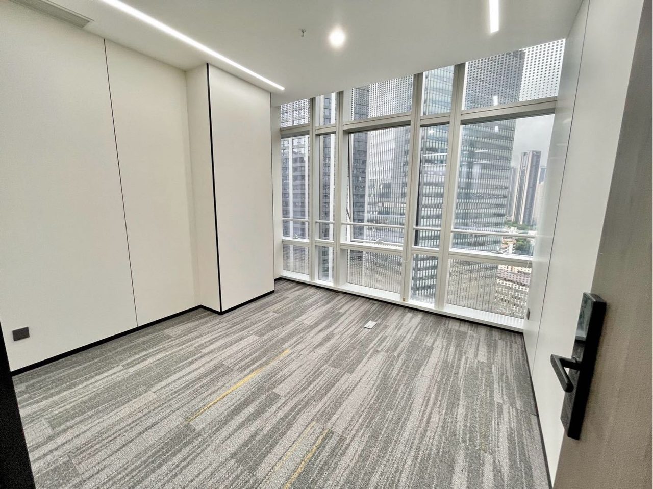 180㎡精装办公室 讯美科技广场·近高新中站·中层