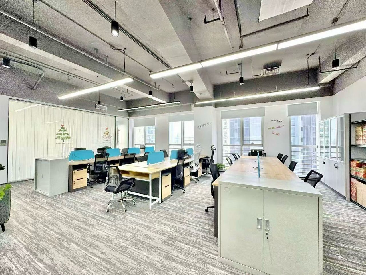龙光世纪大厦308㎡精装办公室出租,中层东向采光好实景图