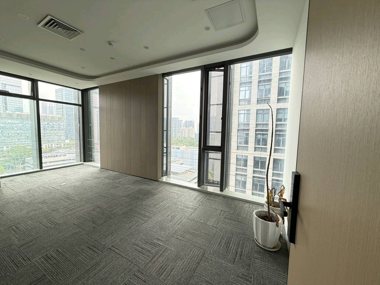北邮科技大厦378㎡精装办公室出租,中层西南向采光好