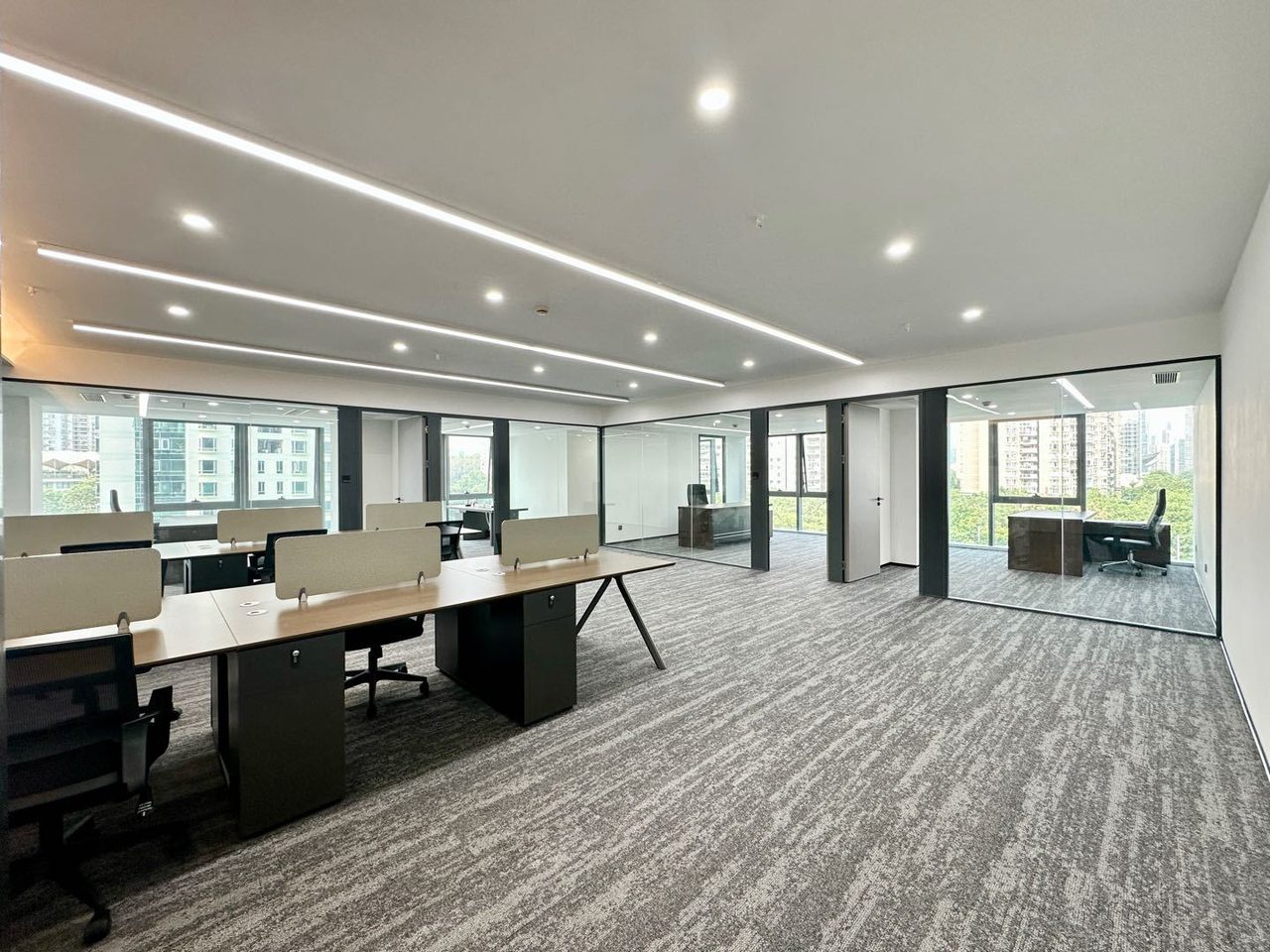 英龙商务中心351㎡精装办公室出租，中层东南向采光好实景图