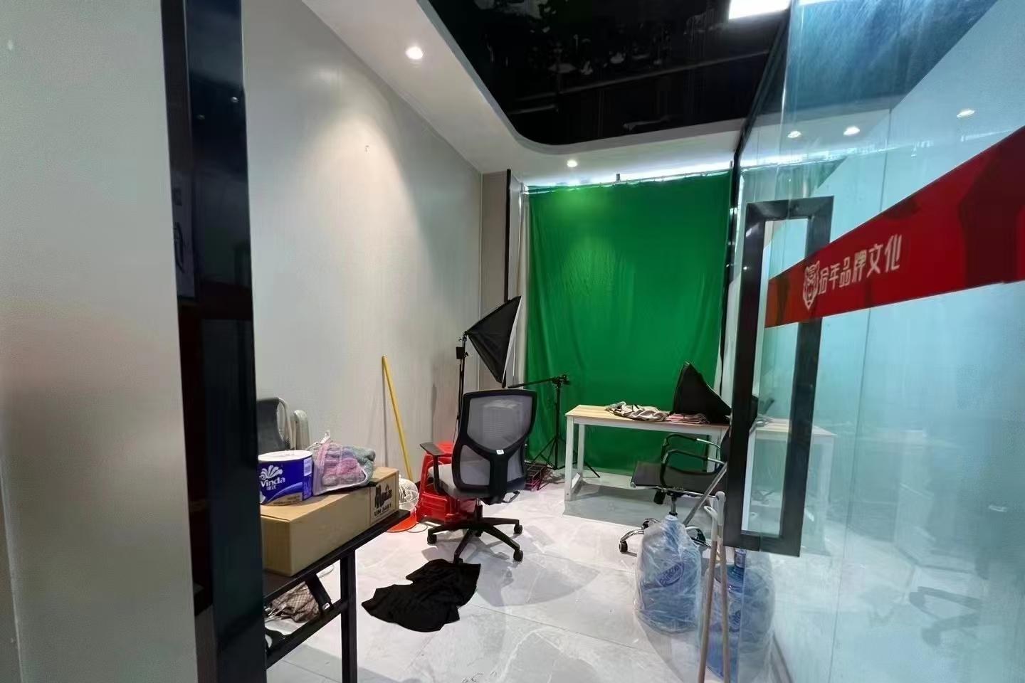 万盛百货(万众步行街店) 134㎡ 精装 低楼层办公室出租