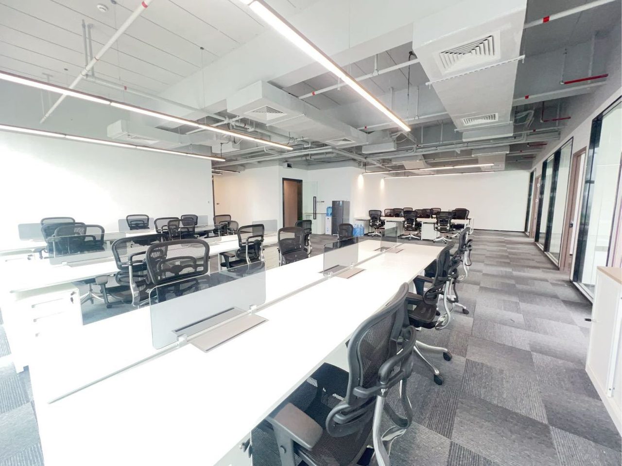 唐商科技大厦429.62㎡精装办公室出租,高层西南向采光好实景图