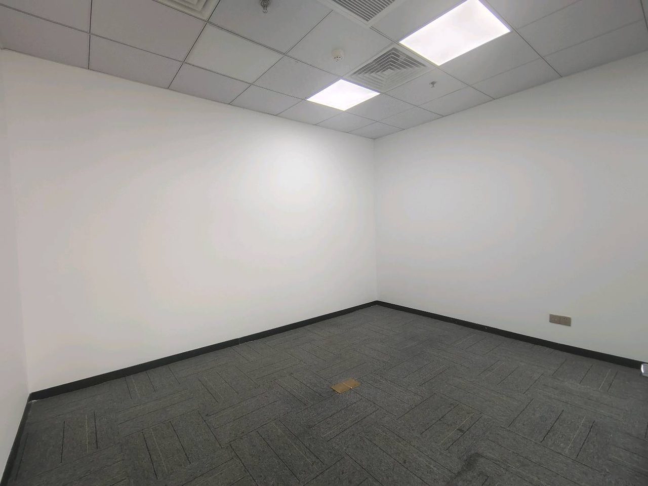 田厦金牛广场242.48㎡精装办公室出租,高层东南向采光好