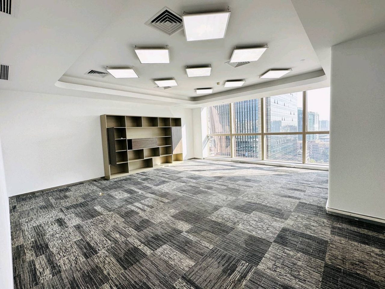 创维半导体设计大厦1725㎡精装办公室出租,中层四面采光向采光好