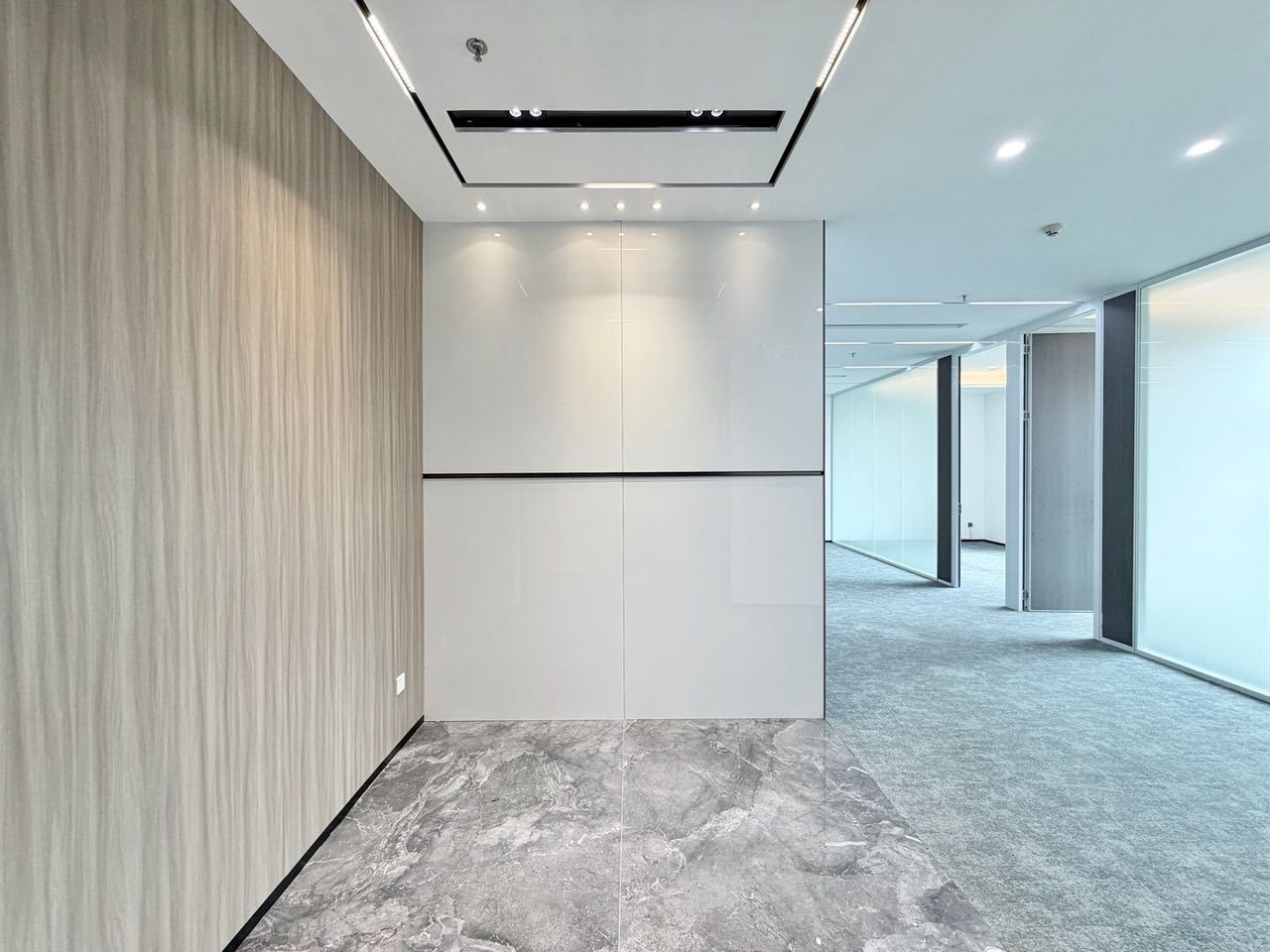 绿景美景广场212㎡豪装办公室出租,中层西向采光好实景图