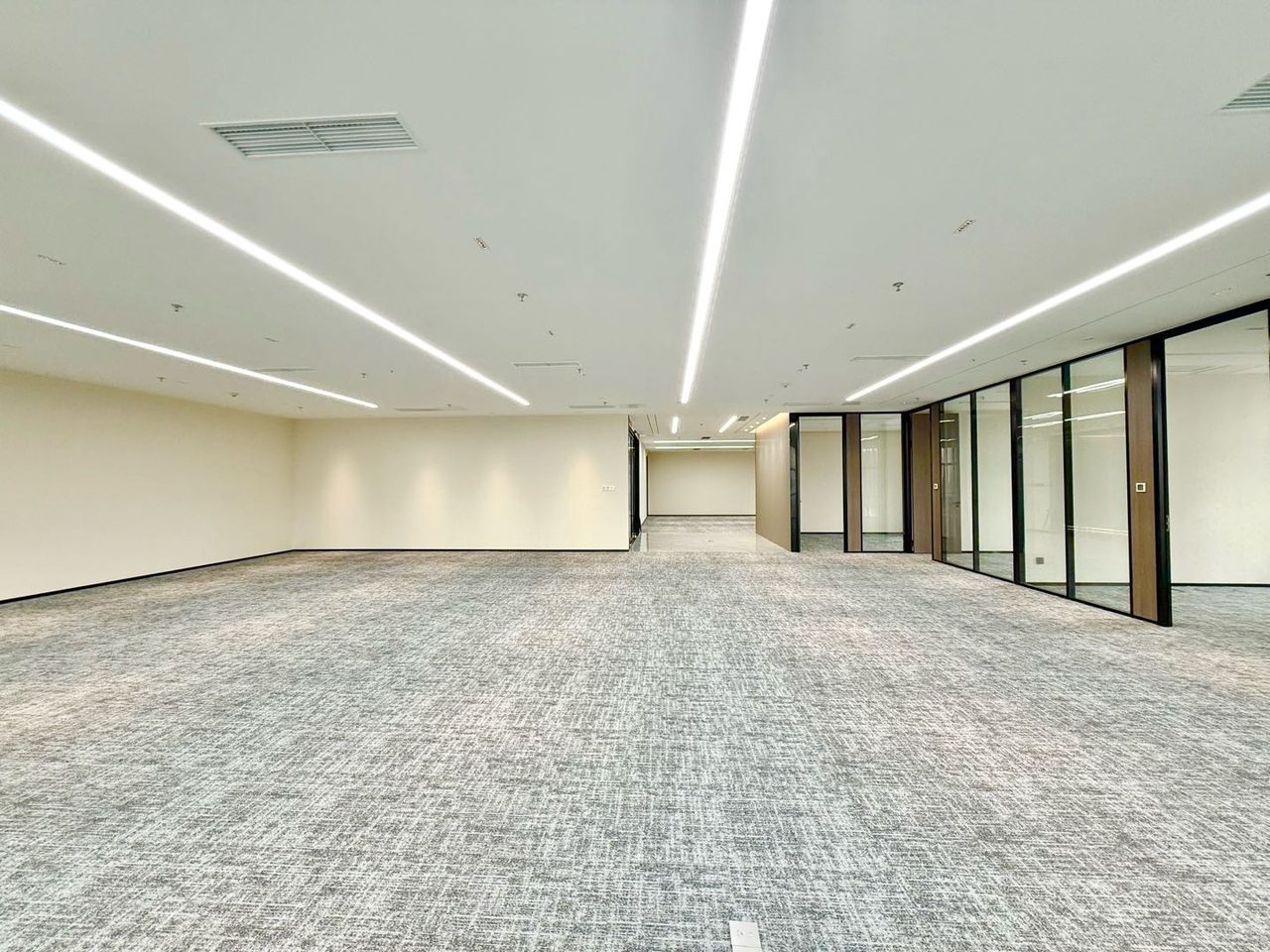 讯美科技广场写字楼602㎡精装户型·高层东南向出租