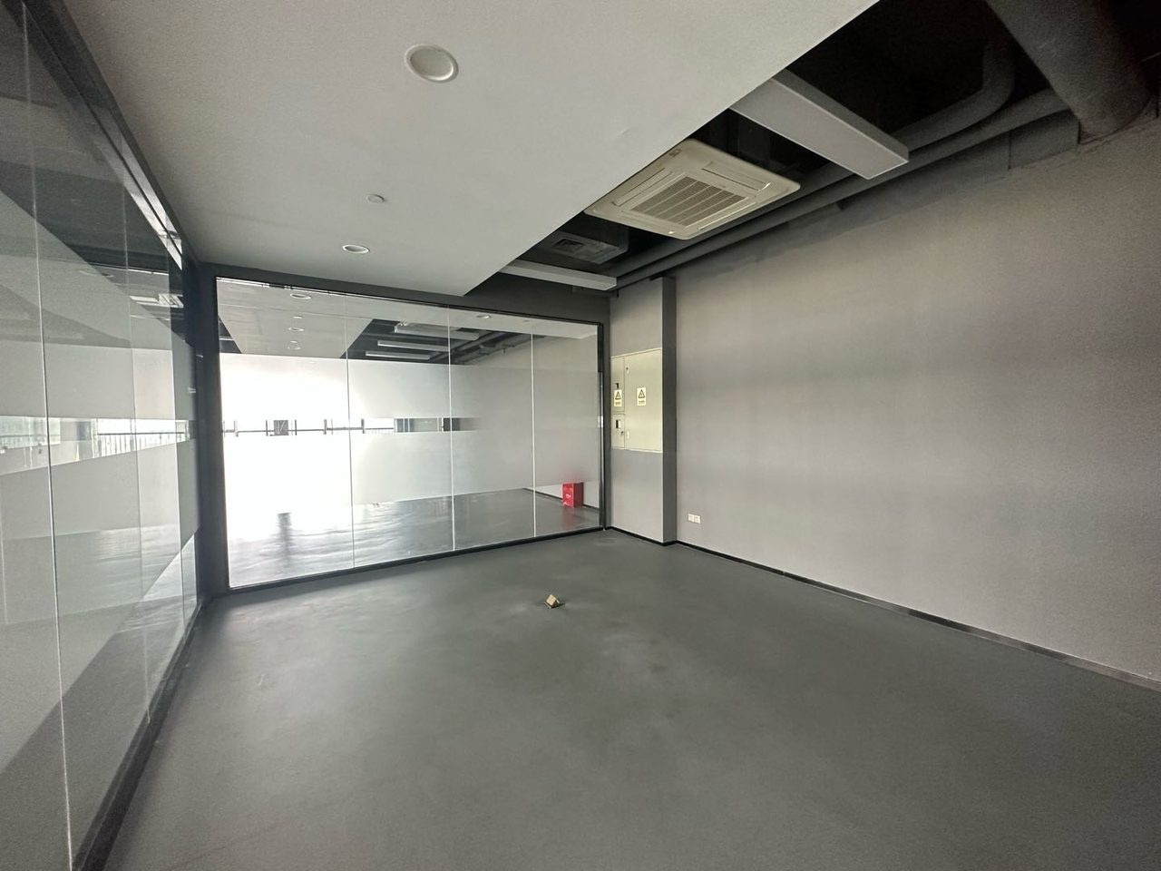 南山区科技园 源政创业大厦2400㎡精装办公间中层出租实景图