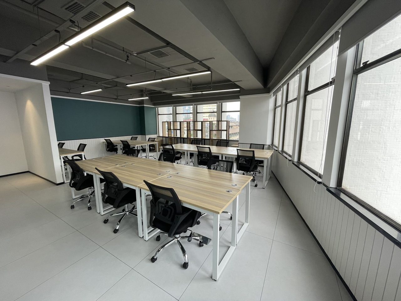 蛇口金融中心大厦168㎡精装办公室出租,中层西北向采光好实景图