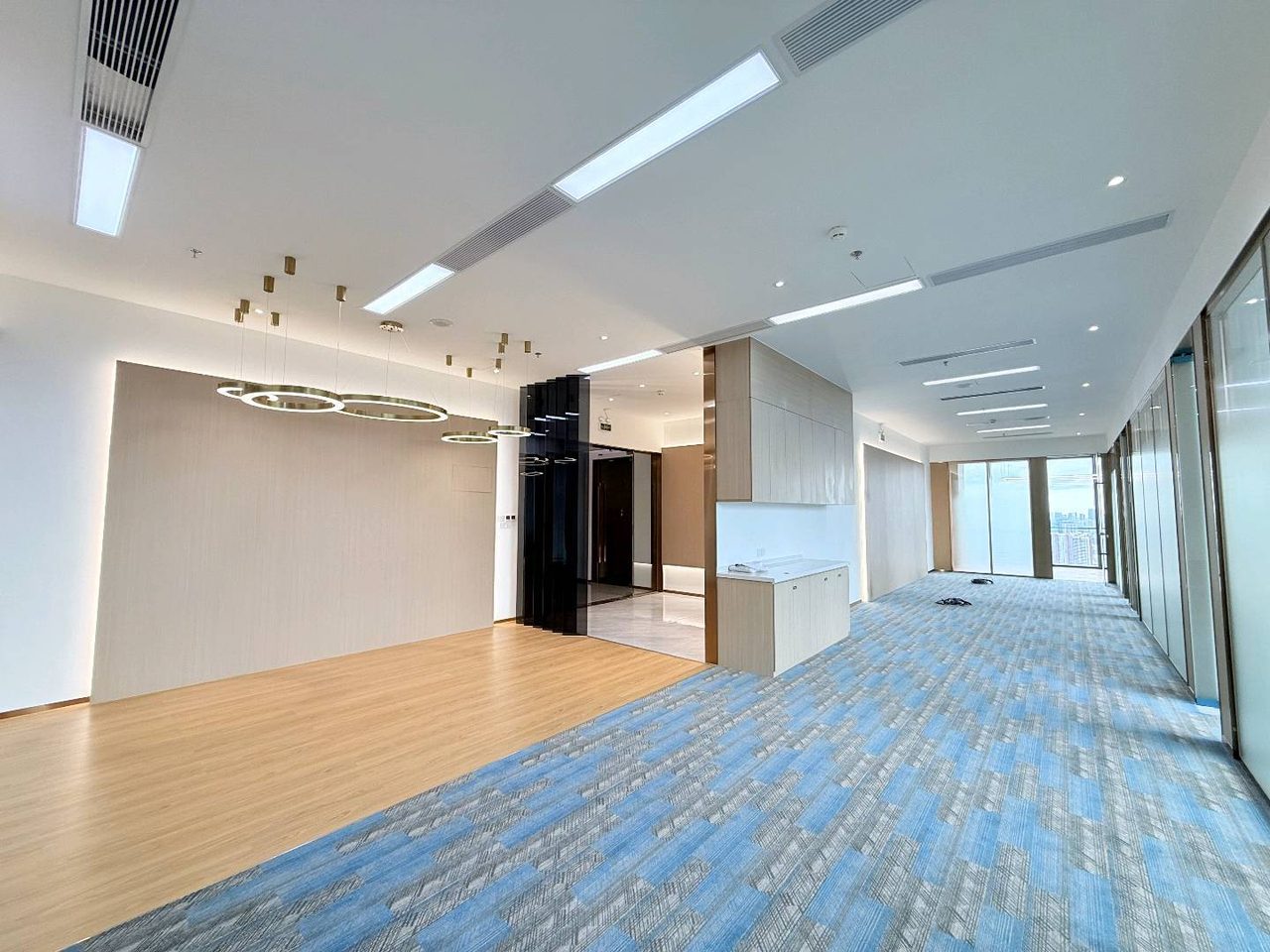方大城301㎡精装办公室出租,高层西北向采光好