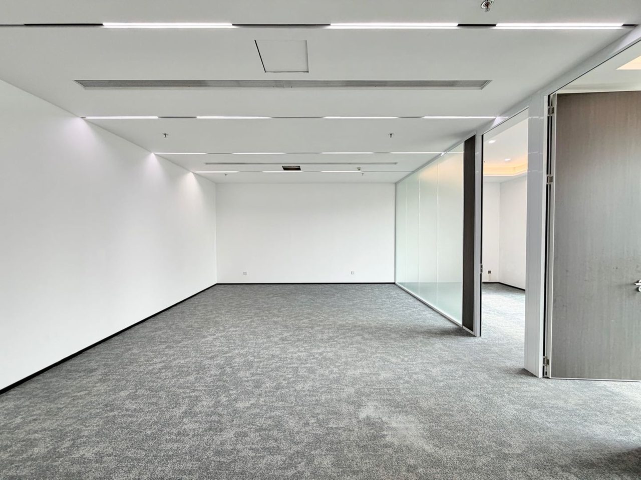 绿景美景广场212㎡豪装办公室出租,中层西向采光好