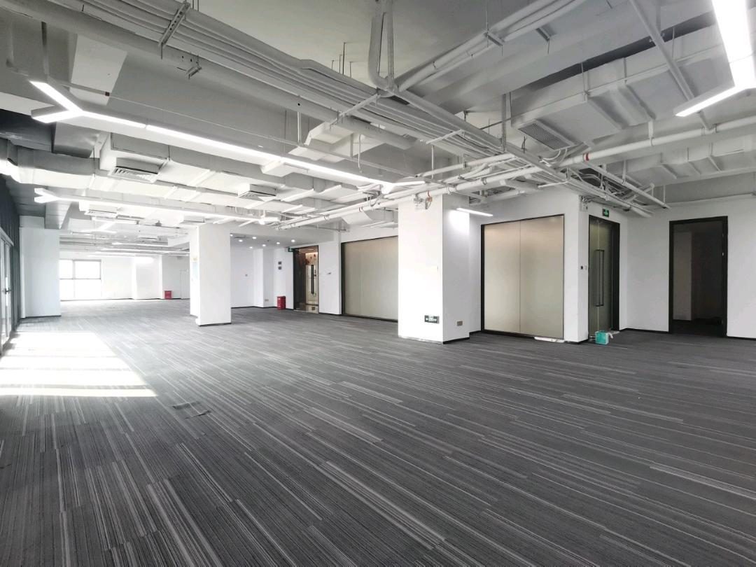 莲花广场900㎡精装办公室出租，高层东南向采光好