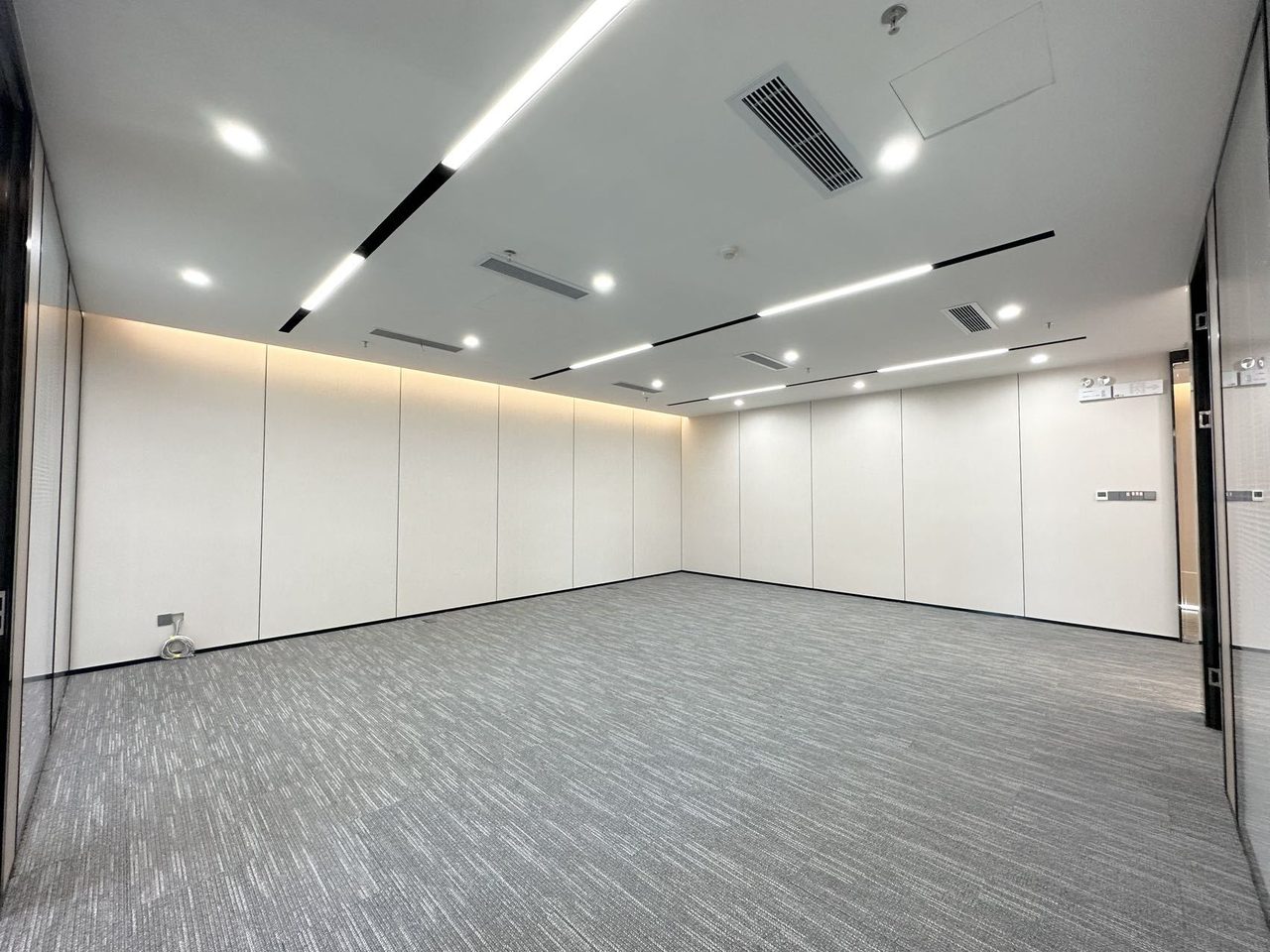 天珑移动大厦244㎡豪装办公室出租，高层南向采光好