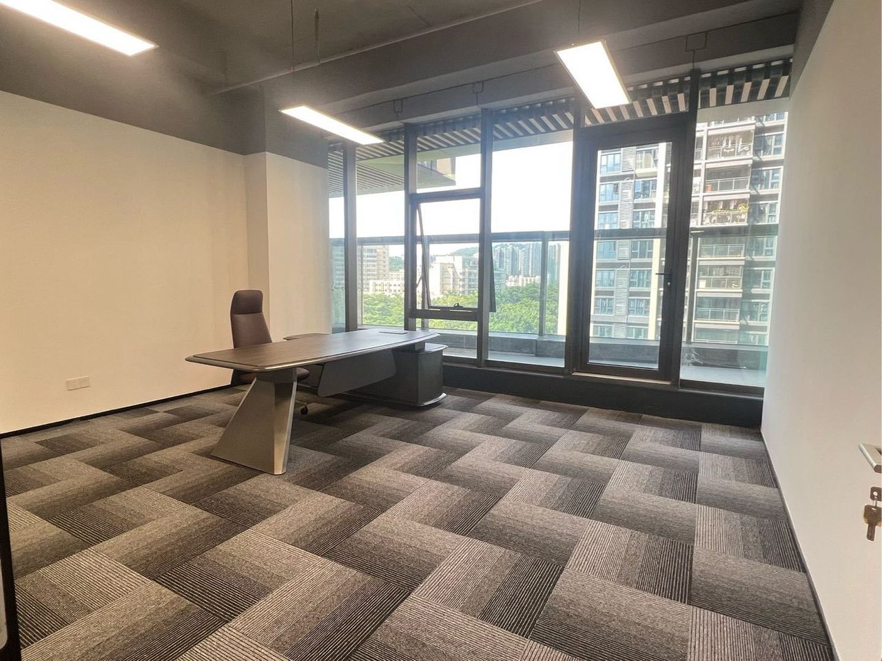 前海科兴科学园(正中华丽中心)255㎡精装办公室出租,中层东北向采光好