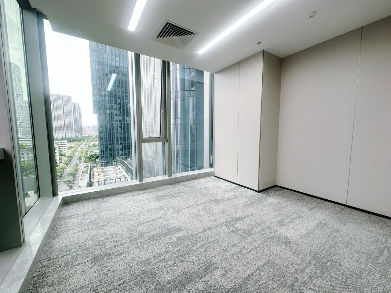烯创科技大厦112㎡精装办公室出租,中层南向采光好