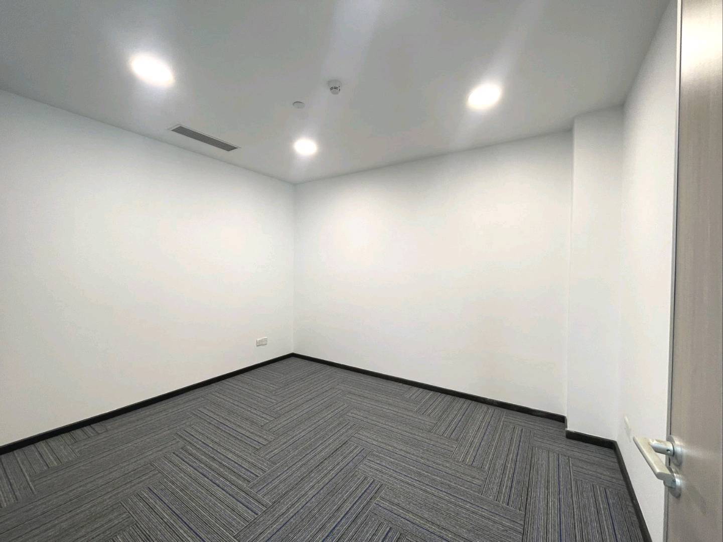 源政创业大厦 680㎡ 精装 中层办公室出租