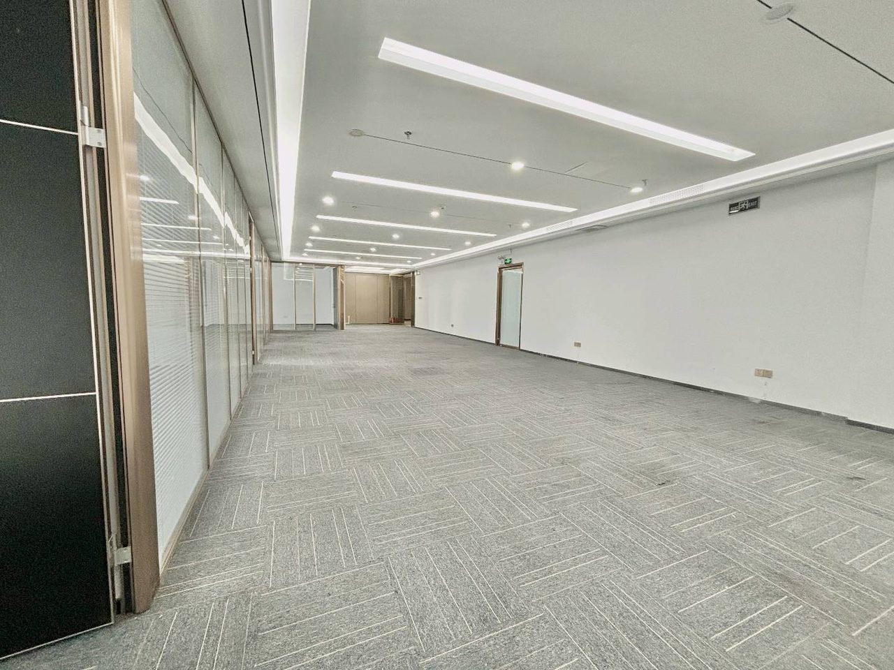 355㎡精装办公室 西北工业大学(深圳三航科技大厦)·近科苑站·高层