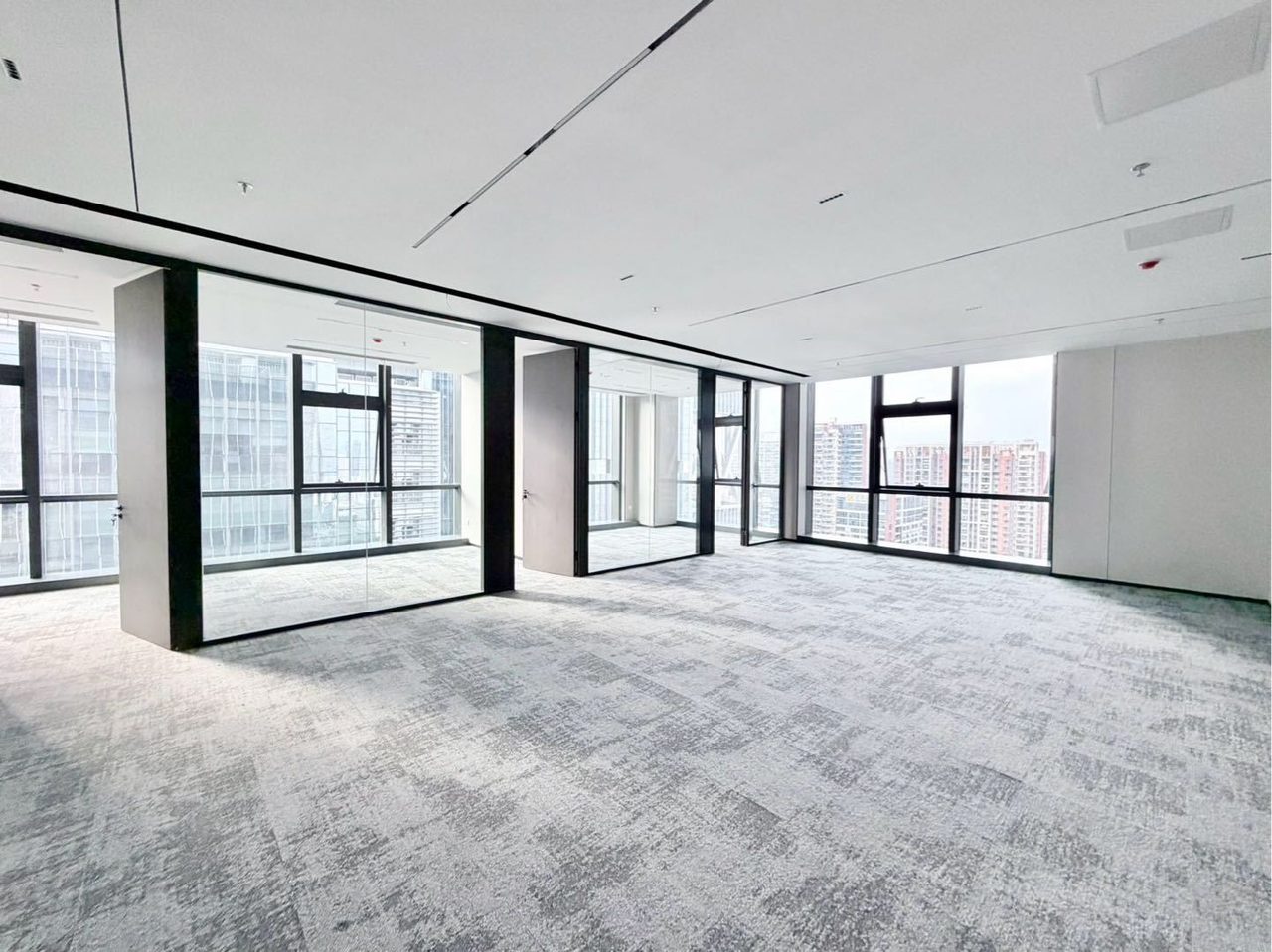 南山区西丽 光峰科技大厦388㎡豪装办公间高层出租实景图