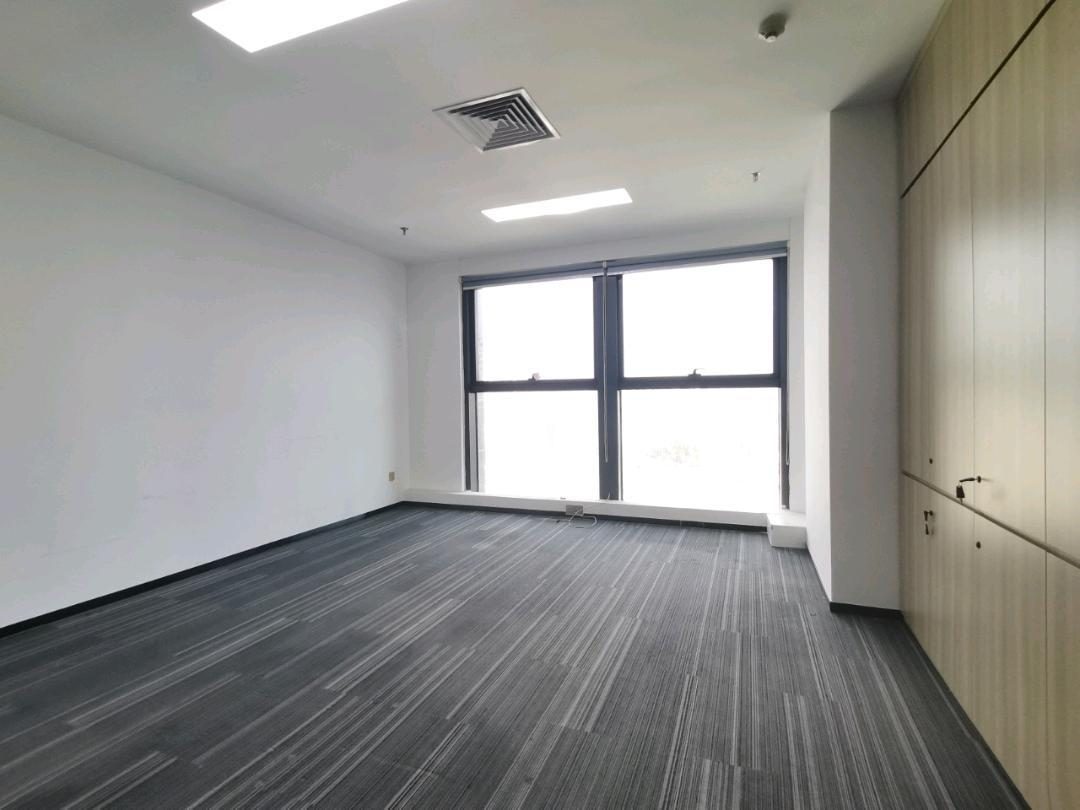 莲花广场900㎡精装办公室出租，高层东南向采光好