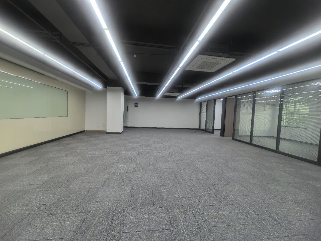 高新技术产业园(虚拟大学园)358㎡精装办公室出租,中层东南向采光好实景图