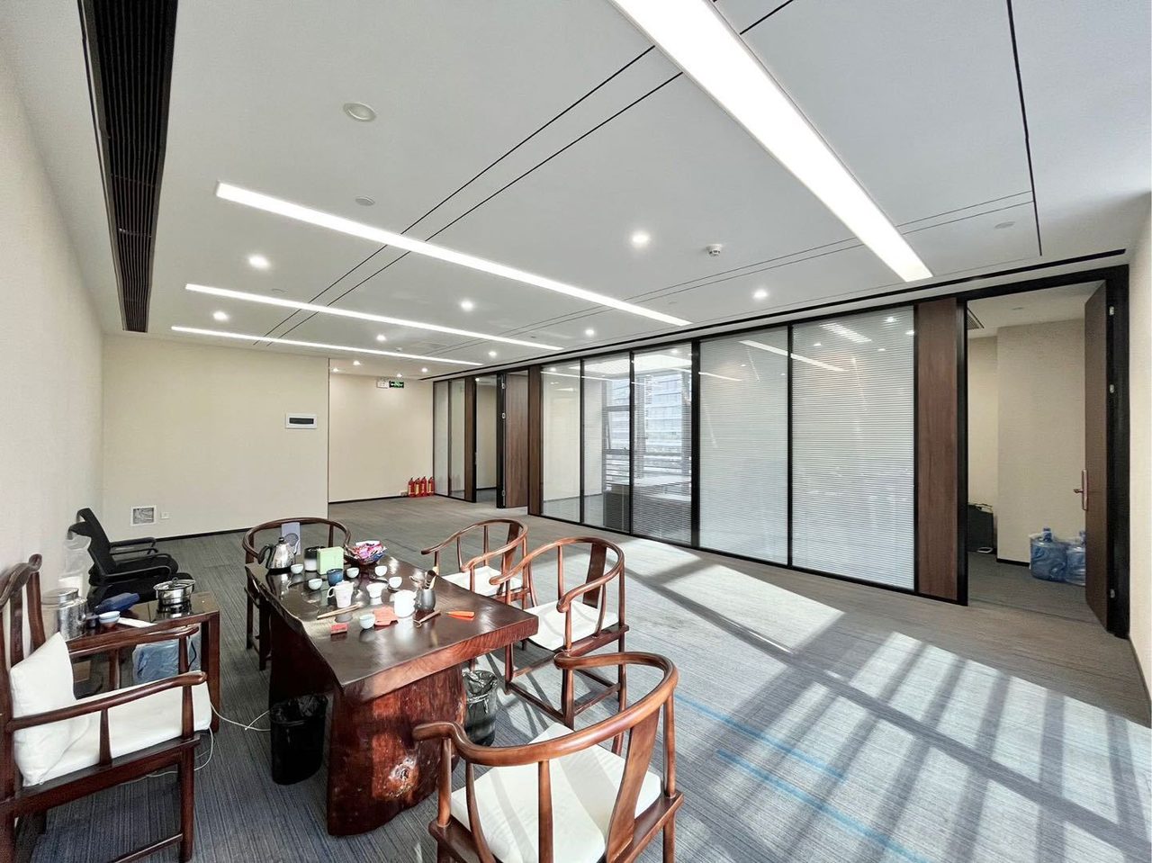 北科大厦346㎡精装办公室出租,中层东北向采光好