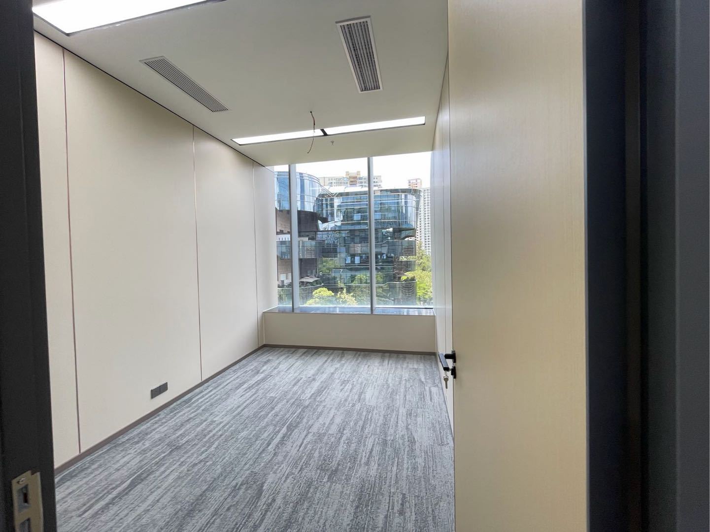 智慧广场 181.9㎡ 精装 中层办公室出租