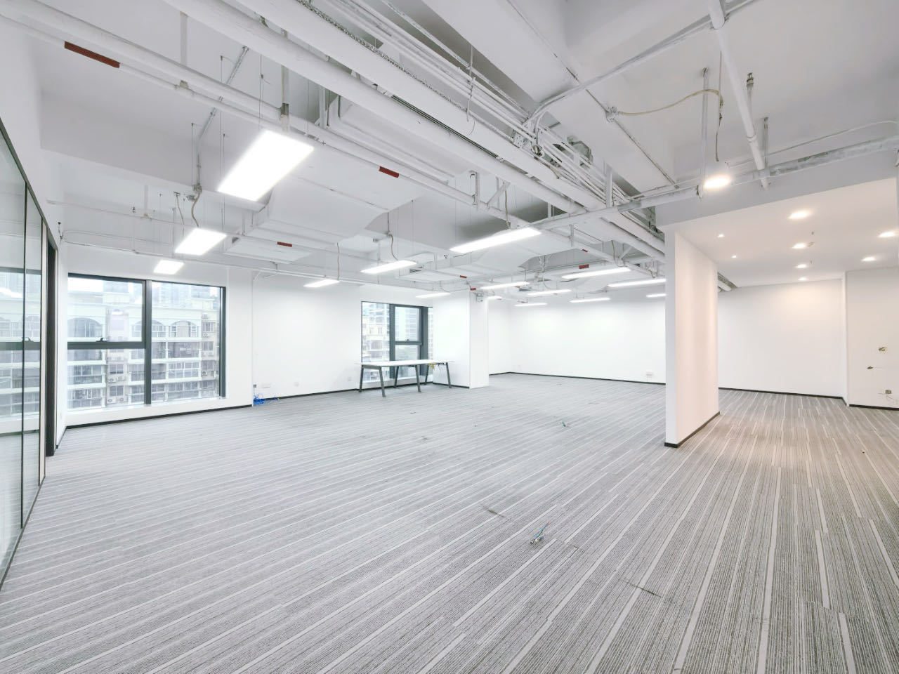 莲花广场311㎡精装办公室出租，低层东向采光好实景图